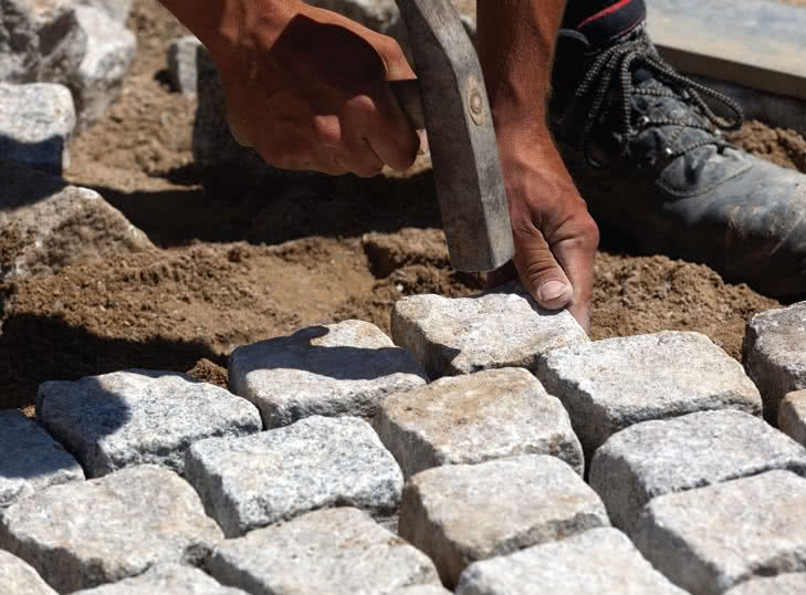 Układanie kostki granitowej na podjeździe Układanie kostki granitowej na podjeździe