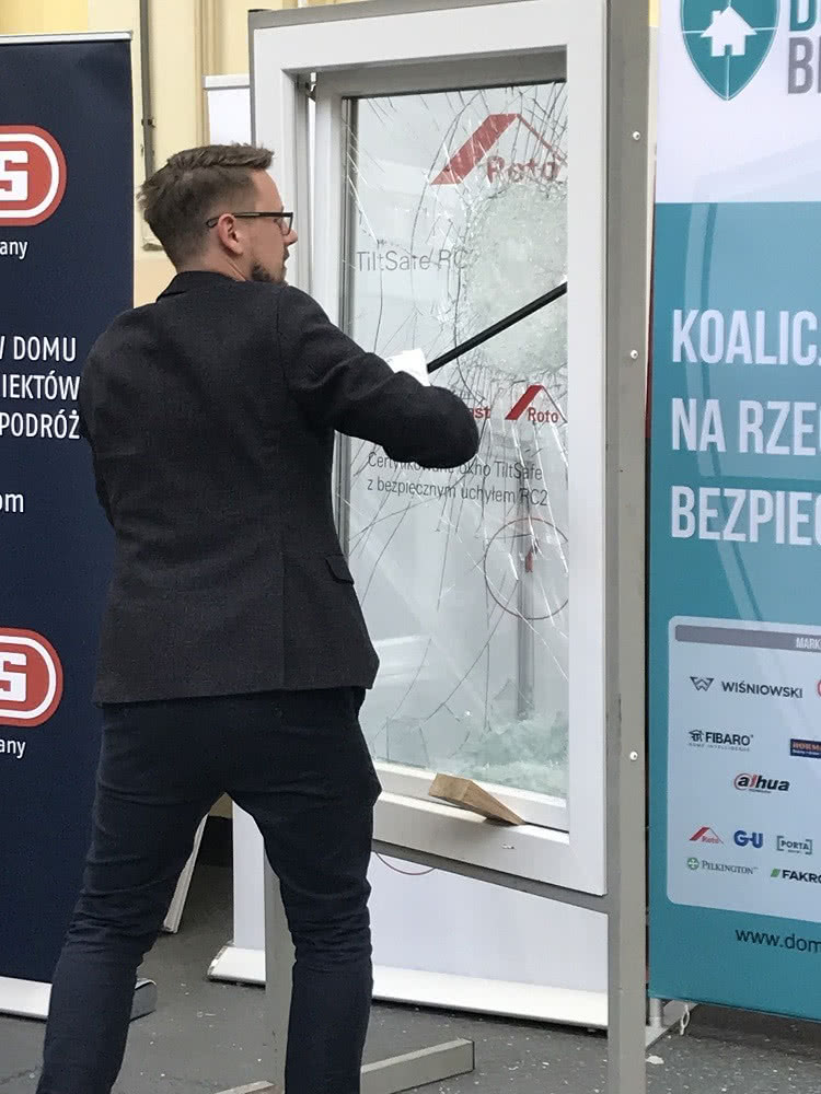 Próba sforsowania okna antywłamaniowego Próba sforsowania okna antywłamaniowego