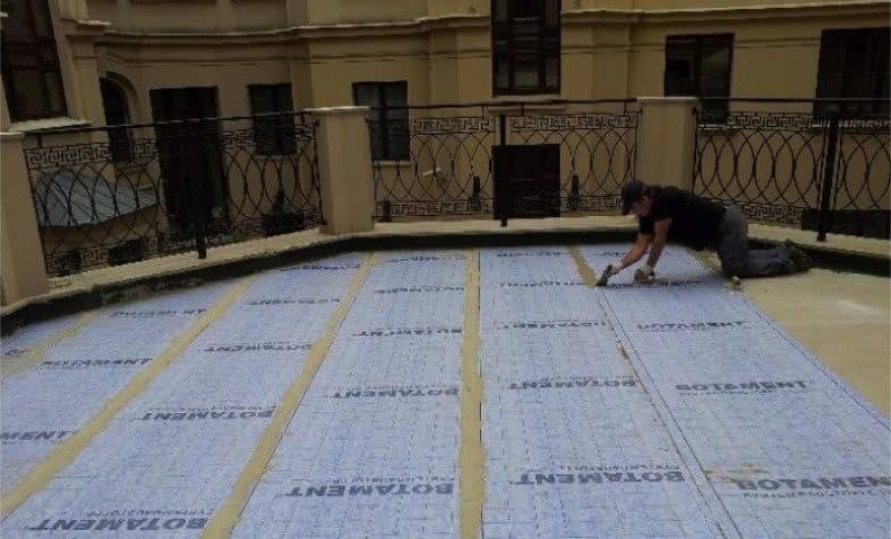 Jak skutecznie uszczelnić balkon i taras – systemowa hydroizolacja Botament®