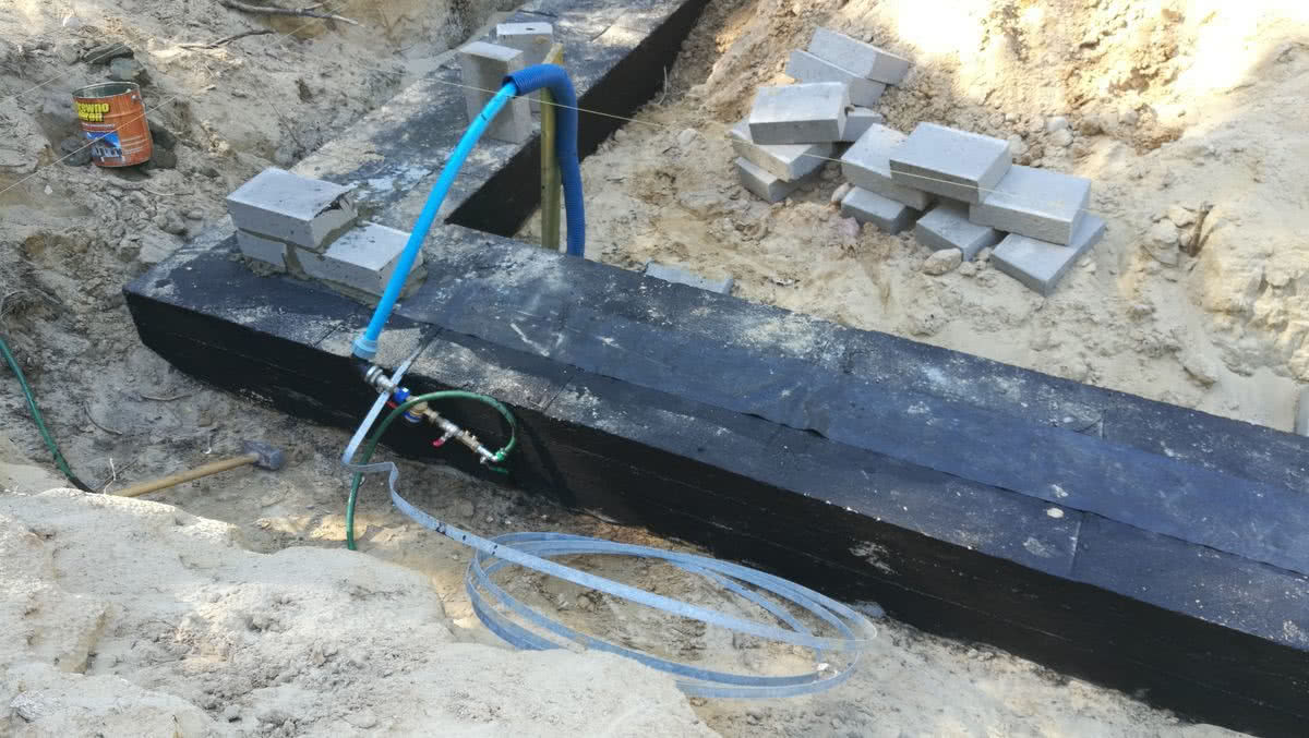 Instalacja doprowadzająca wodę do budynku powinna być ułożona poniżej głębokości przemarzania gruntu Instalacja doprowadzająca wodę do budynku powinna być ułożona poniżej głębokości przemarzania gruntu