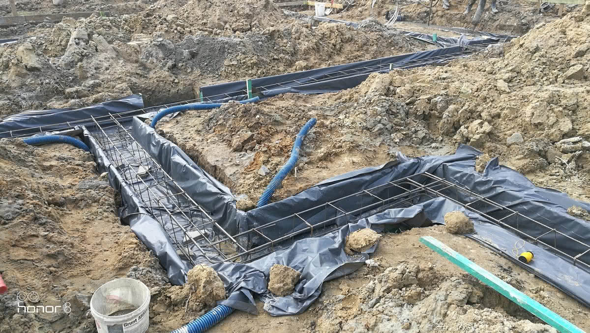Pod fundamentem warto przeprowadzić peszle Pod fundamentem warto przeprowadzić peszle