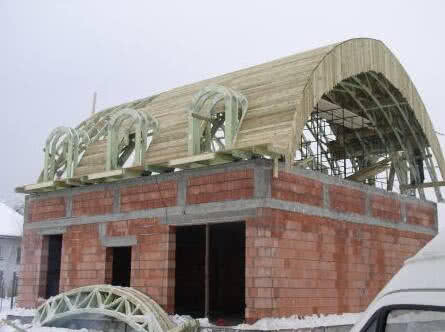 Konstrukcje na domy z dachem płaskim i łukowym