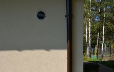 Kratka maskująca wyrzutnię powietrza na elewacji budynku, fot. Lilianna Jampolska Kratka maskująca wyrzutnię powietrza na elewacji budynku, fot. Lilianna Jampolska