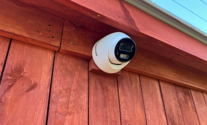 Inteligentny monitoring domu. Dlaczego kamera dual light z mikrofonem to dziś podstawa?