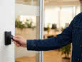 Kontrola dostępu bez kluczy. Dlaczego warto wyposażyć instalację w breloki RFID?